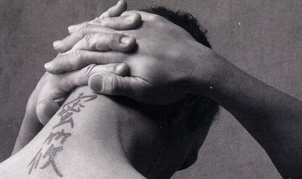 photo eros-ramazzotti-tattoo-collo-chinese.jpg